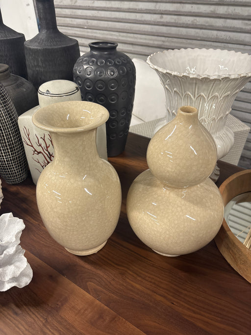 Beige ceramic vase set