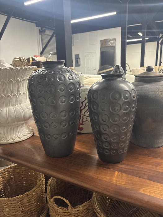 Dark grey patterned vase set