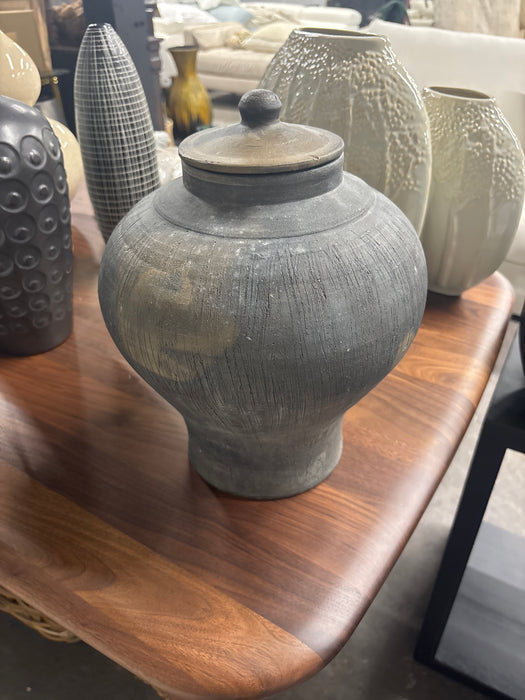 Dark grey pot