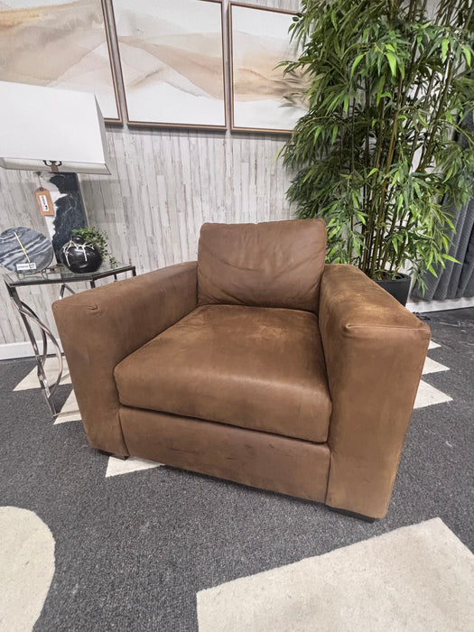 Beautiful Bassett Brown Upholstered Arm Chair – Comfortable & Timeless!