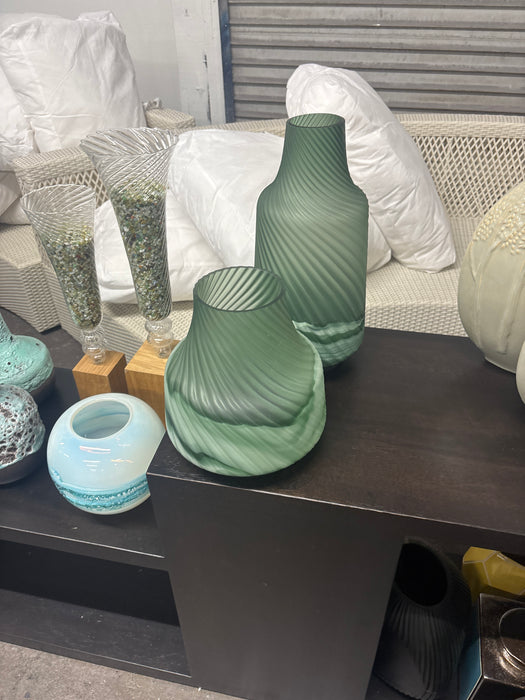 Glass swirl vase set